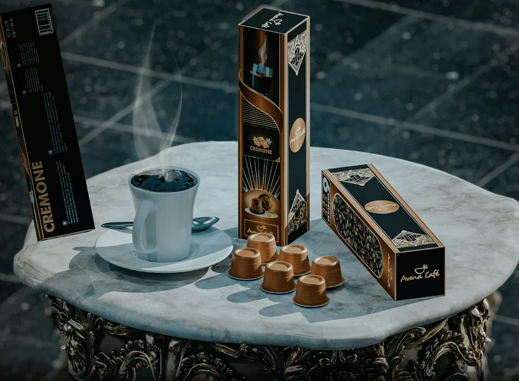 Mise en scène d’une tasse et de packaging noir et or sur une table en marbre