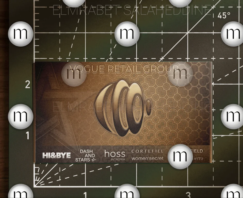 Composition de cartes et supports de marque brun et or autour d’un monogramme, présentés sur une grille de création